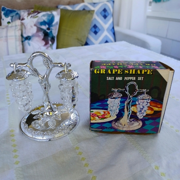 Vintage Vineyard Themed Hanging Grape Salt & Pepper Set - Picture 7 of 7
